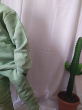 Charger l'image dans la galerie, Sweatshirt vert uni à manches longues, col haut en coton bio