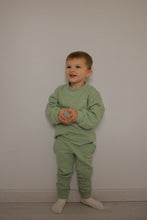 Charger l&#39;image dans la galerie, Sweatshirt vert en coton bio à logo - Unyform
